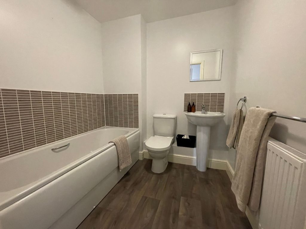 Property photo 2 of 9 Bathroom