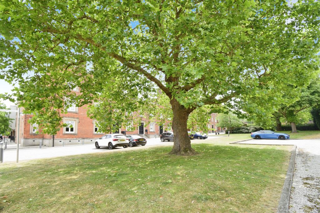 Property photo 3 of 10 Communal Gardens