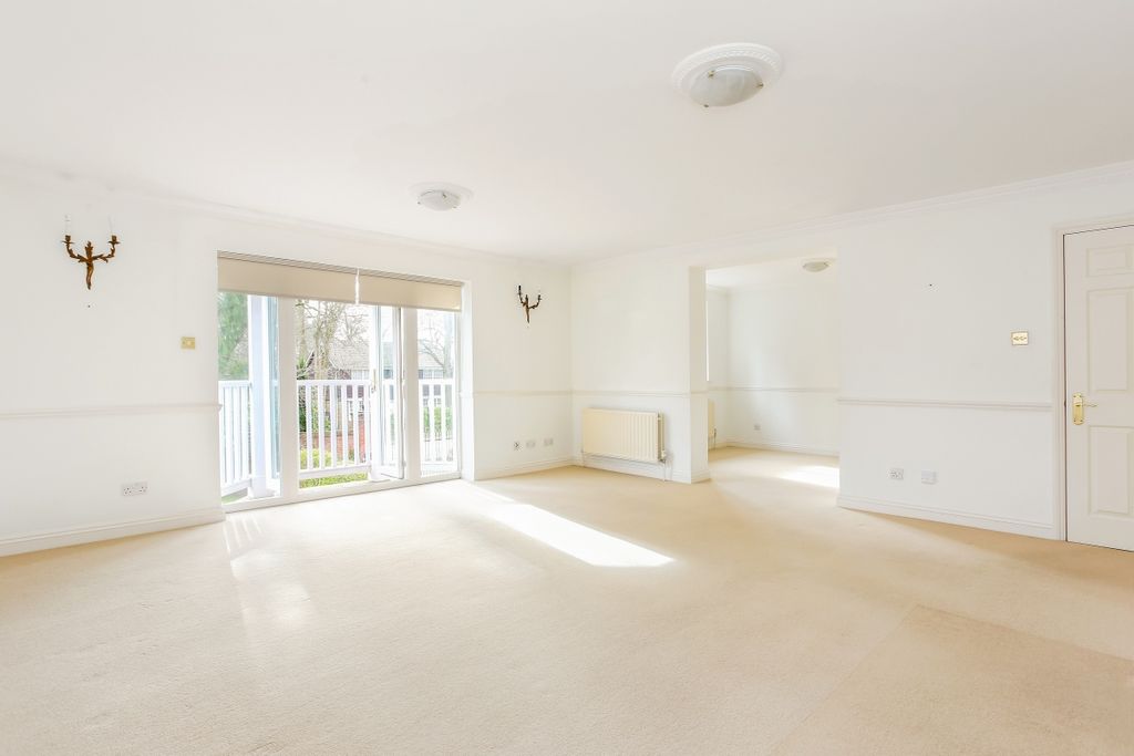 Property photo 2 of 11 Larch Avenue