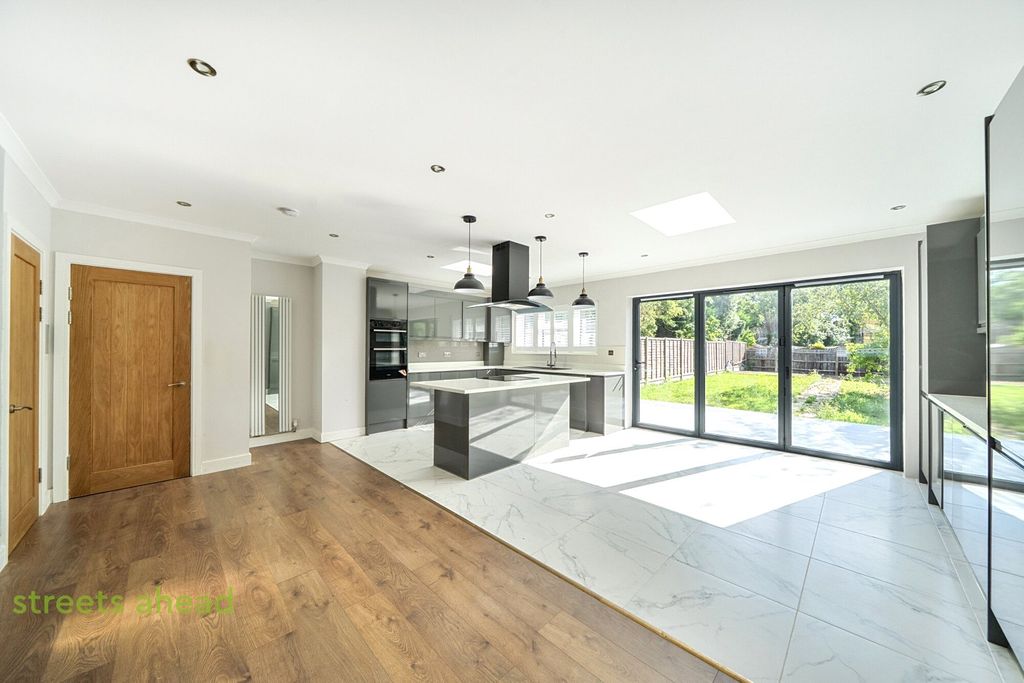 Property photo 2 of 18 857Db262-71d0-45c...