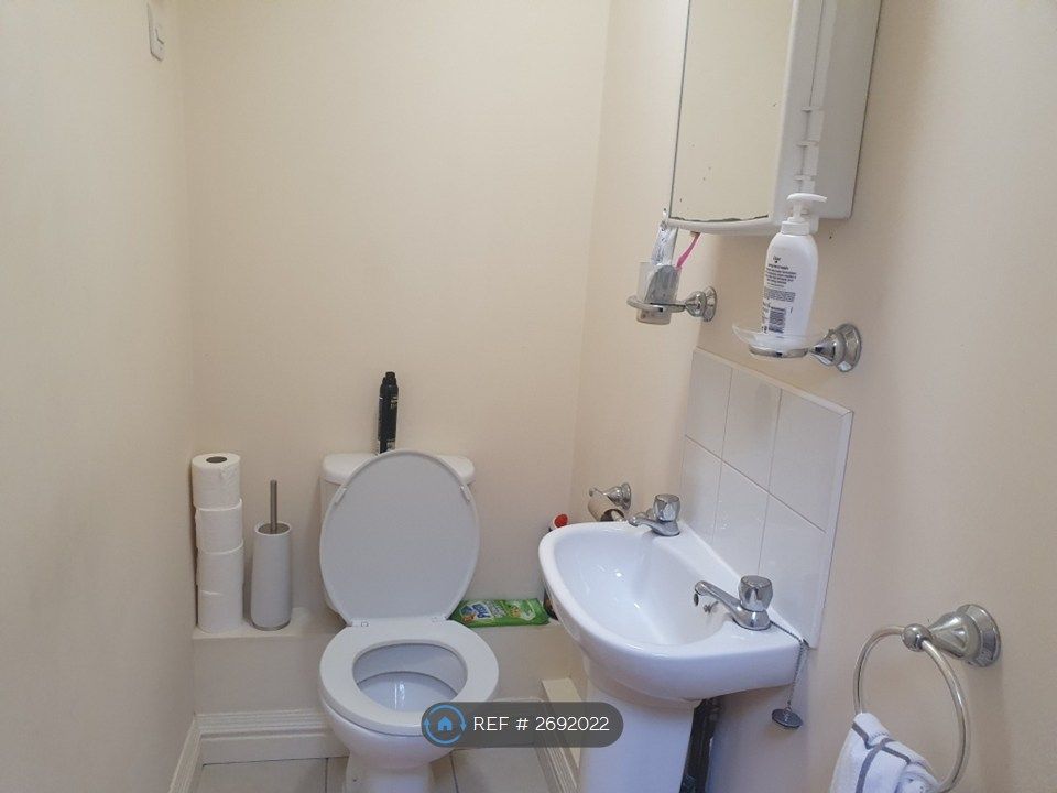 Property photo 2 of 7 Wc And Sink