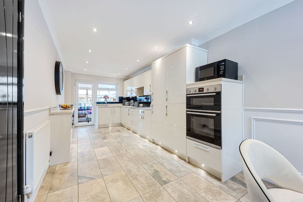 Property photo 2 of 28