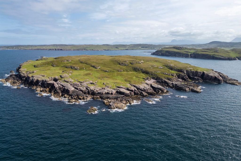 Property photo 1 of 10 Mullagrach Island Polbain, Achiltibuie, Wester Ross, IV26 2Yn