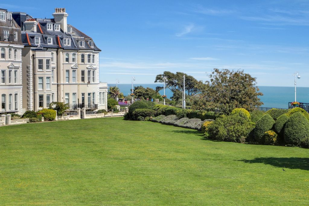 Property photo 3 of 48 Clifton Gardens View