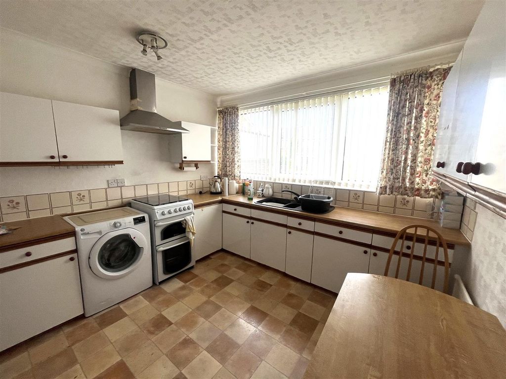 Property photo 3 of 17 Kitchen