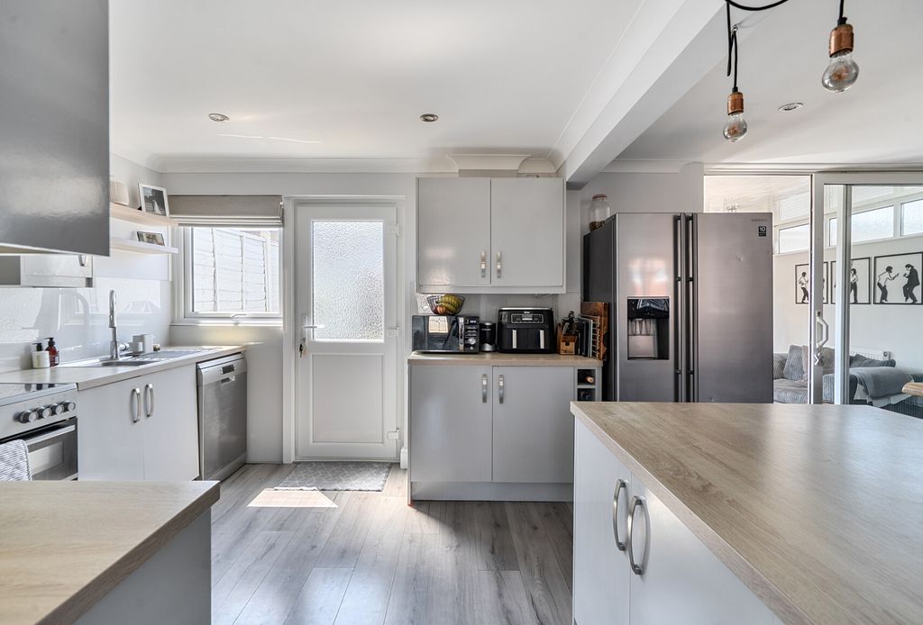 Property photo 3 of 23 1456877-15-6A158d...
