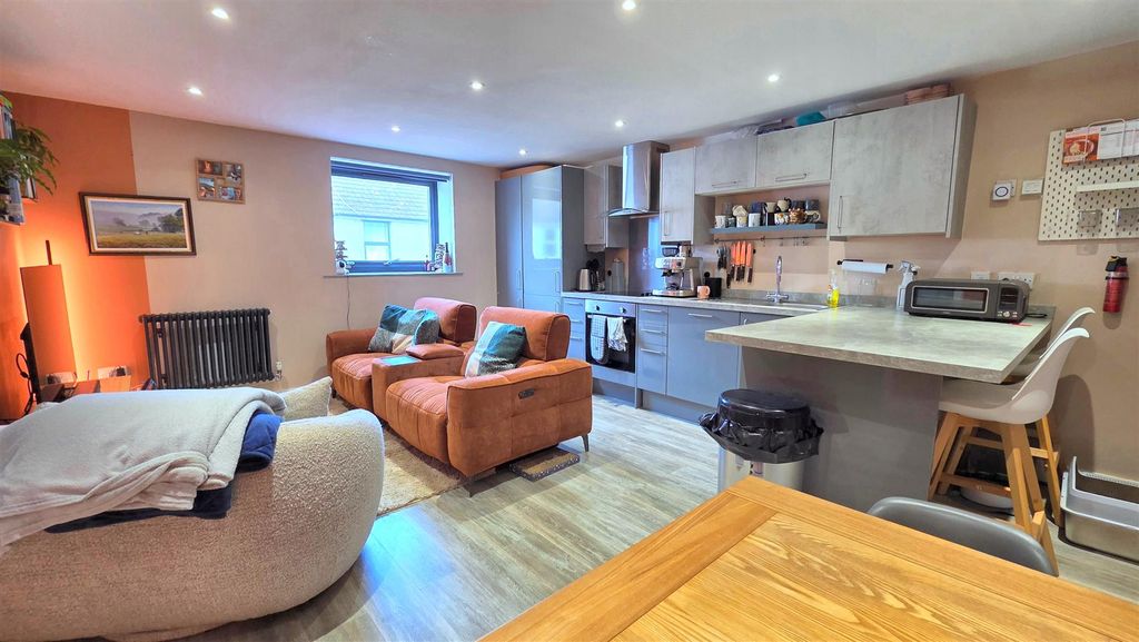 Property photo 2 of 8 Lounge/Kitchen/Diner