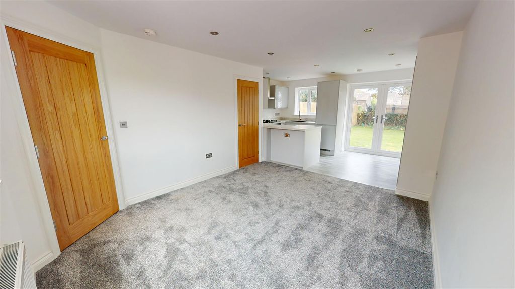 Property photo 2 of 14 Dining Kitchen / Living