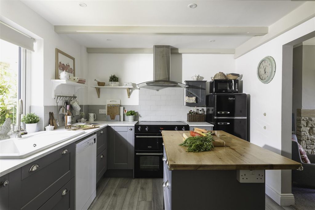 Property photo 2 of 19 Kitchen