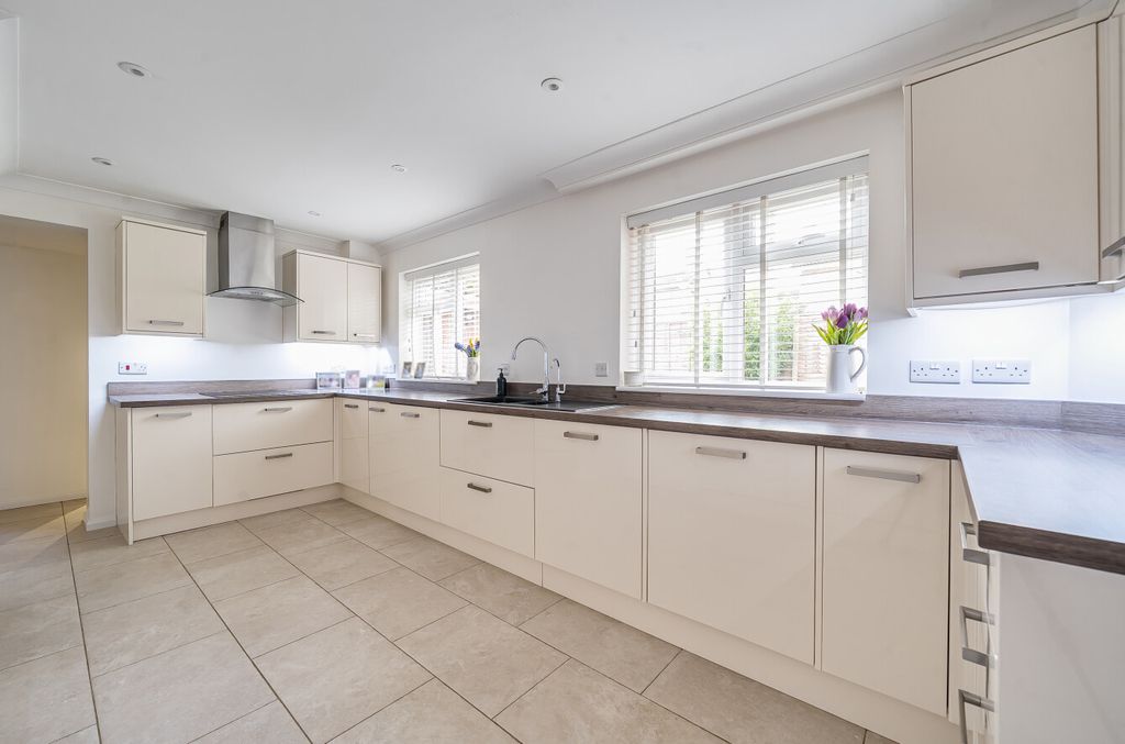 Property photo 3 of 14 1403715-6-6977910...