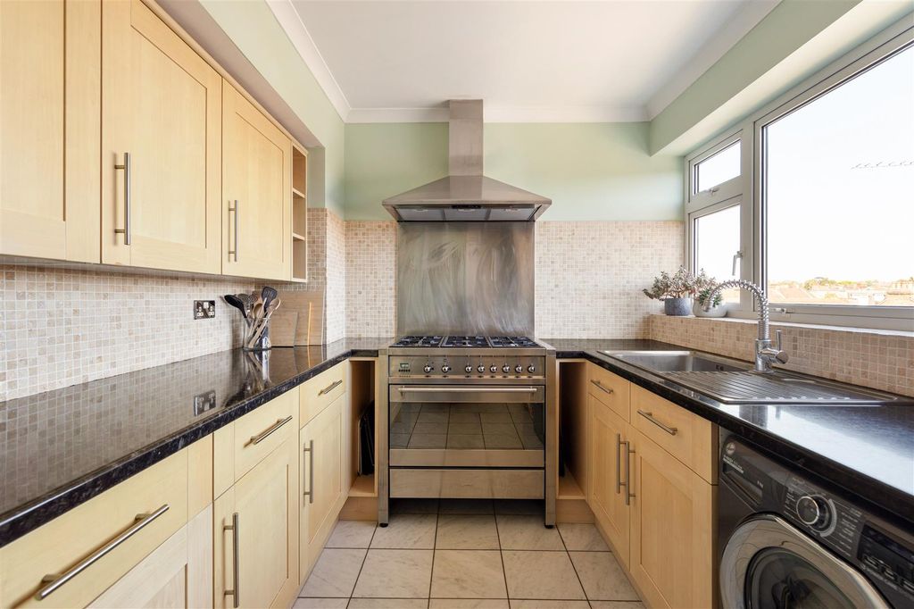 Property photo 3 of 41 Buckingham Road, E18