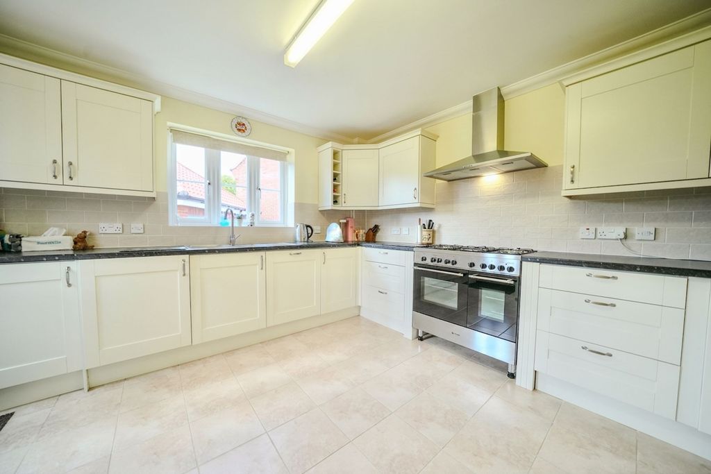 Property photo 2 of 31
