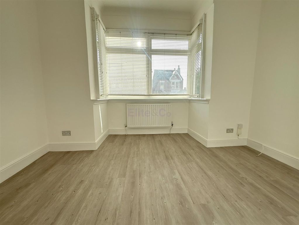 Property photo 3 of 12 Lounge