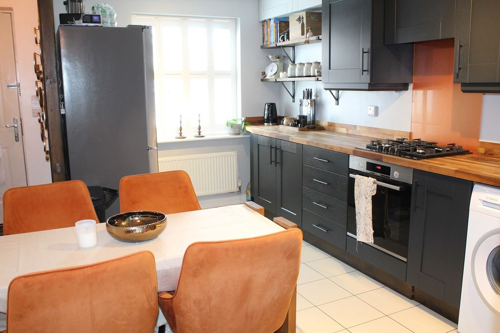 Property photo 3 of 14 Fitted Kitchen Picture 2