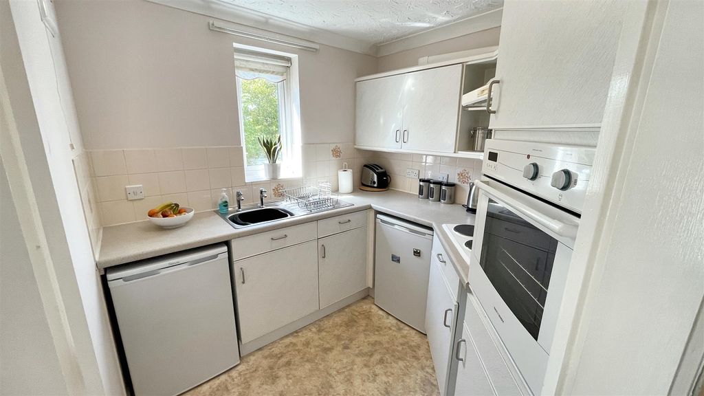 Property photo 2 of 11 Kitchen