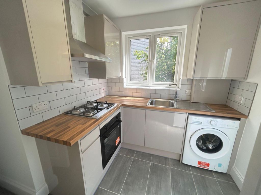 Property photo 3 of 14 Photo 6