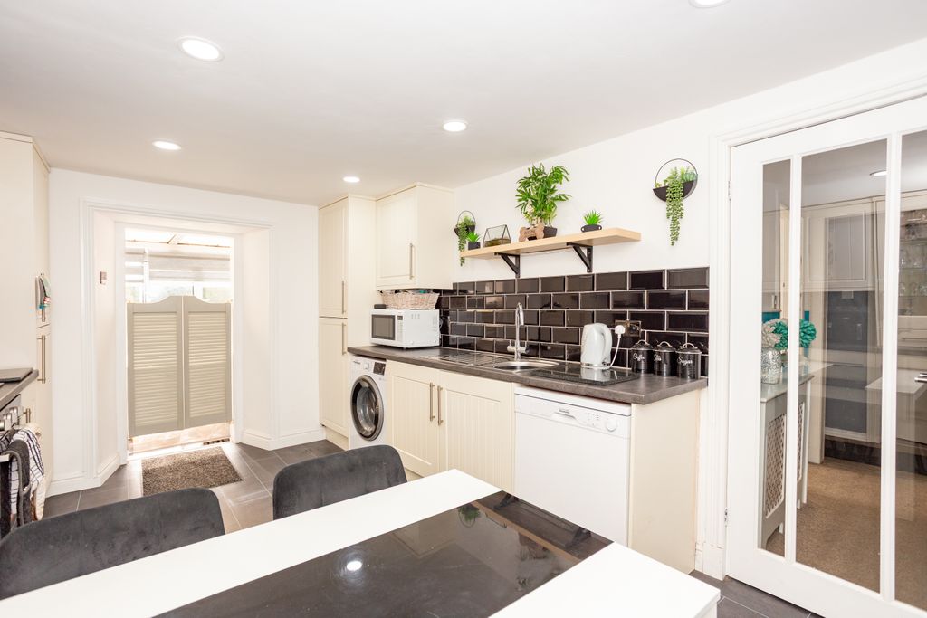 Property photo 2 of 33 Kitchen/Diner