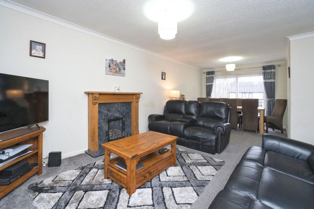 Property photo 3 of 18 Living / Dining Room