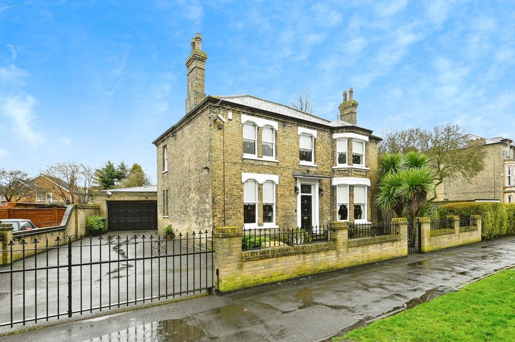 Property photo 1 of 33