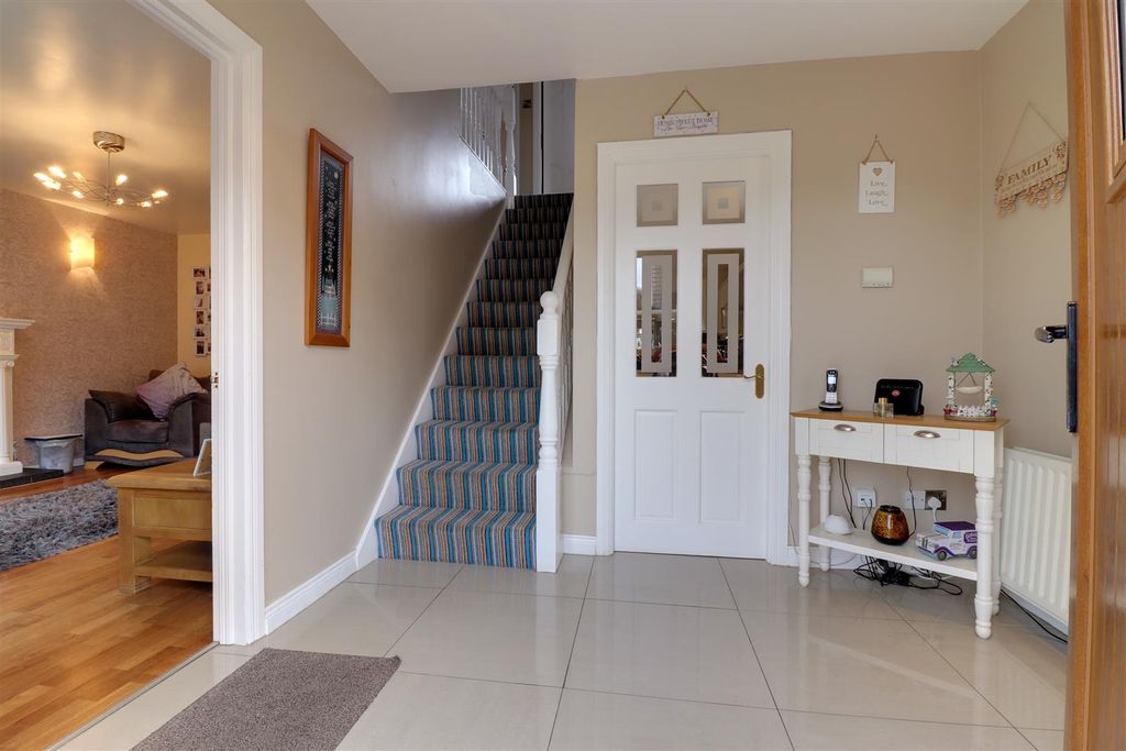 Property photo 2 of 21 Entrance Hall