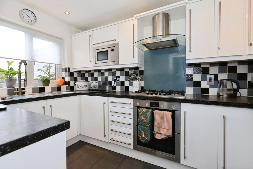 Property photo 3 of 12 Fitted Kitchen