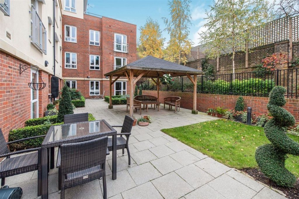Property photo 3 of 9 Communal Gardens