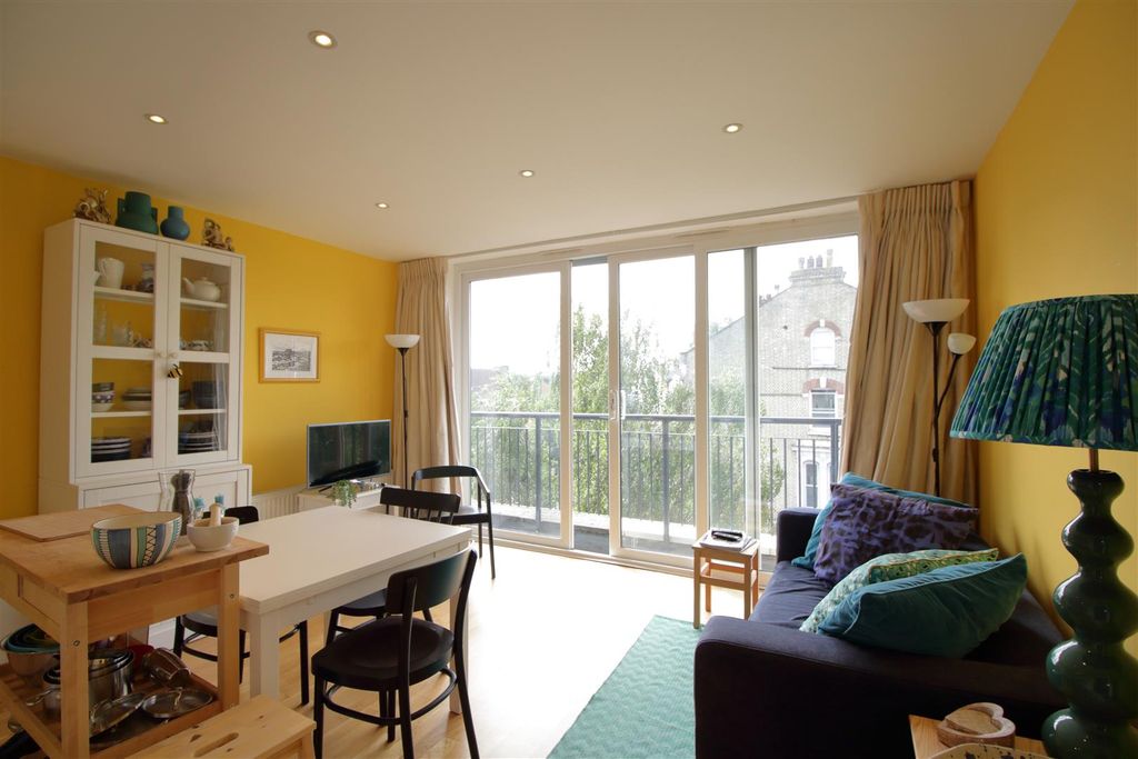 Property photo 2 of 11 Kitchen/Reception