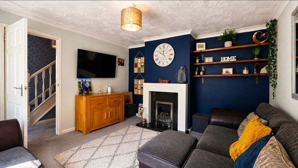 Property photo 3 of 13 Lounge