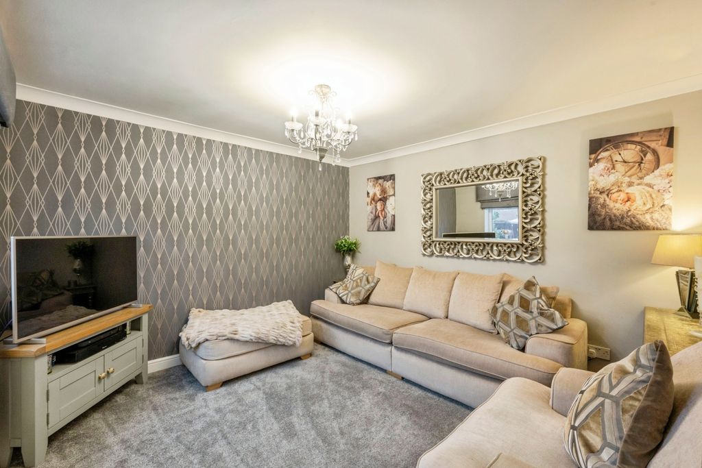 Property photo 3 of 17 Lounge