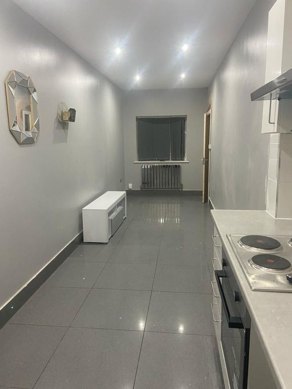 Property photo 1 of 5 Self-Contained Compact Studio Flat Close To Chadwel Heath Station-1025 Pcm