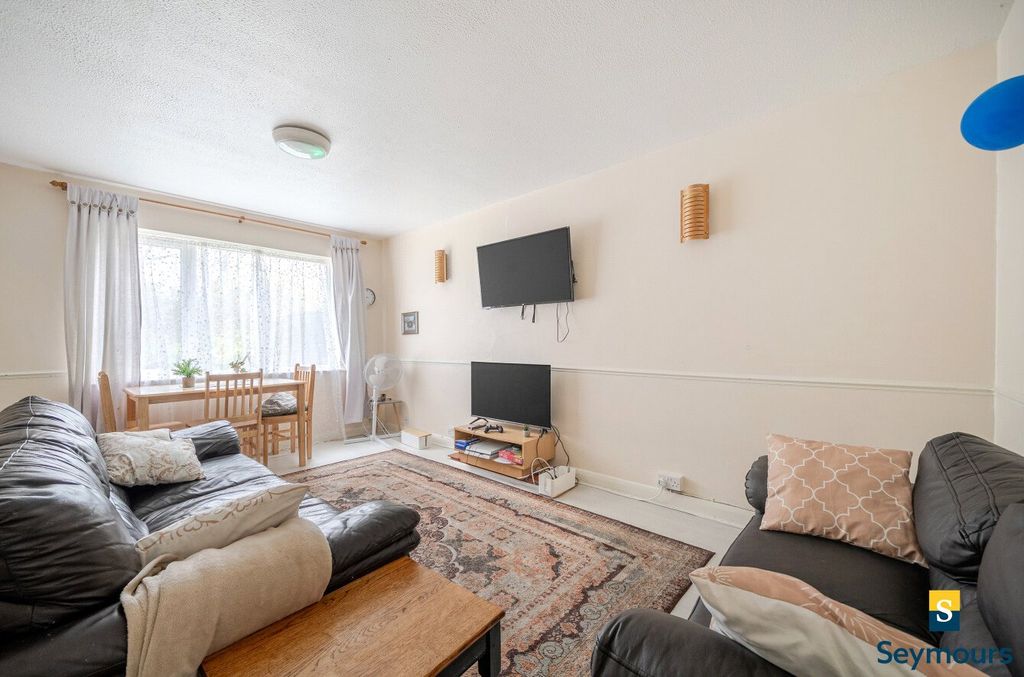 Property photo 2 of 23 Living Room