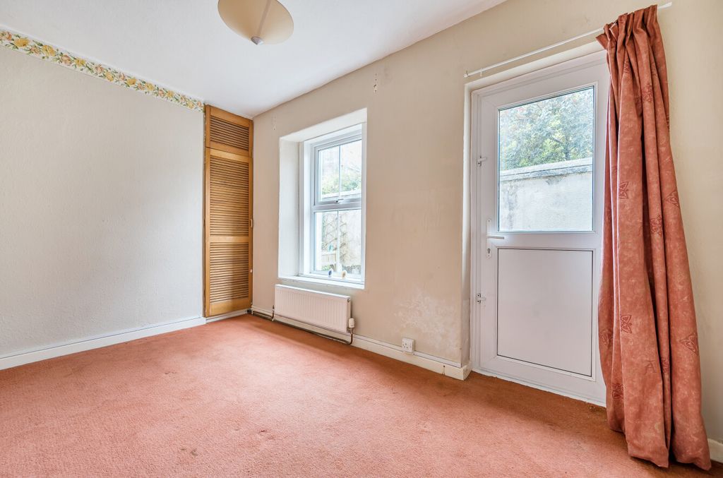 Property photo 2 of 16 1332268-14-6888Bb...