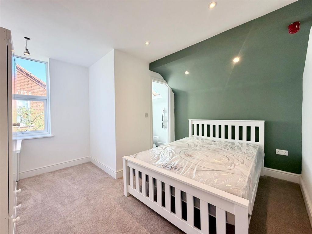 Property photo 1 of 9 Bedroom