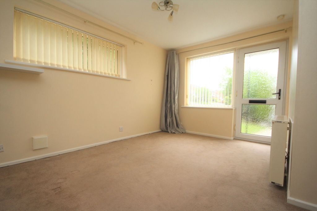 Property photo 3 of 7 Living Room