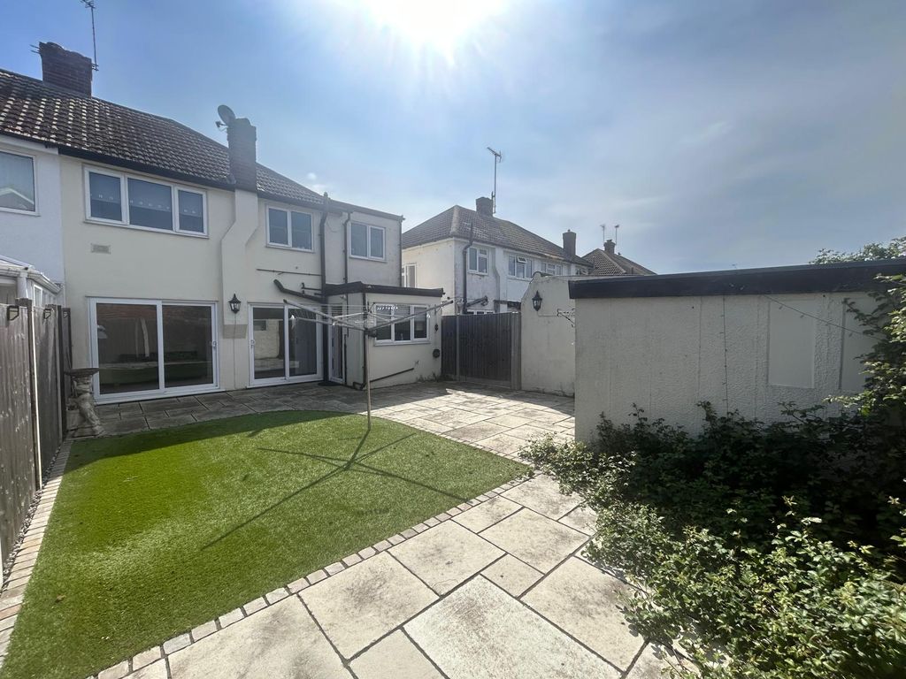 Property photo 1 of 13 4 Bed Semi-Detached House To Rent Lodge Way, Shepperton Tw17