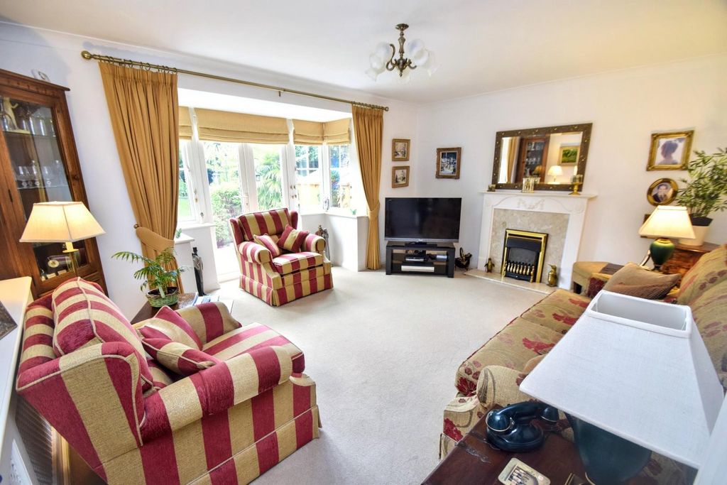 Property photo 2 of 12 6 Lambourn Avenue Lounge.Jpg