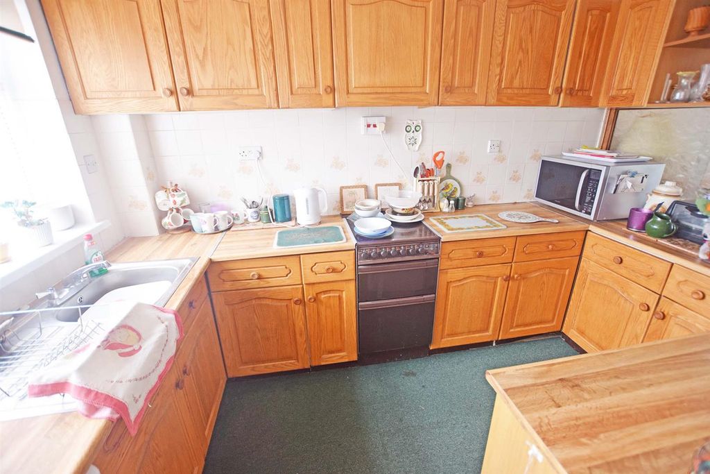 Property photo 2 of 8 Kitchen