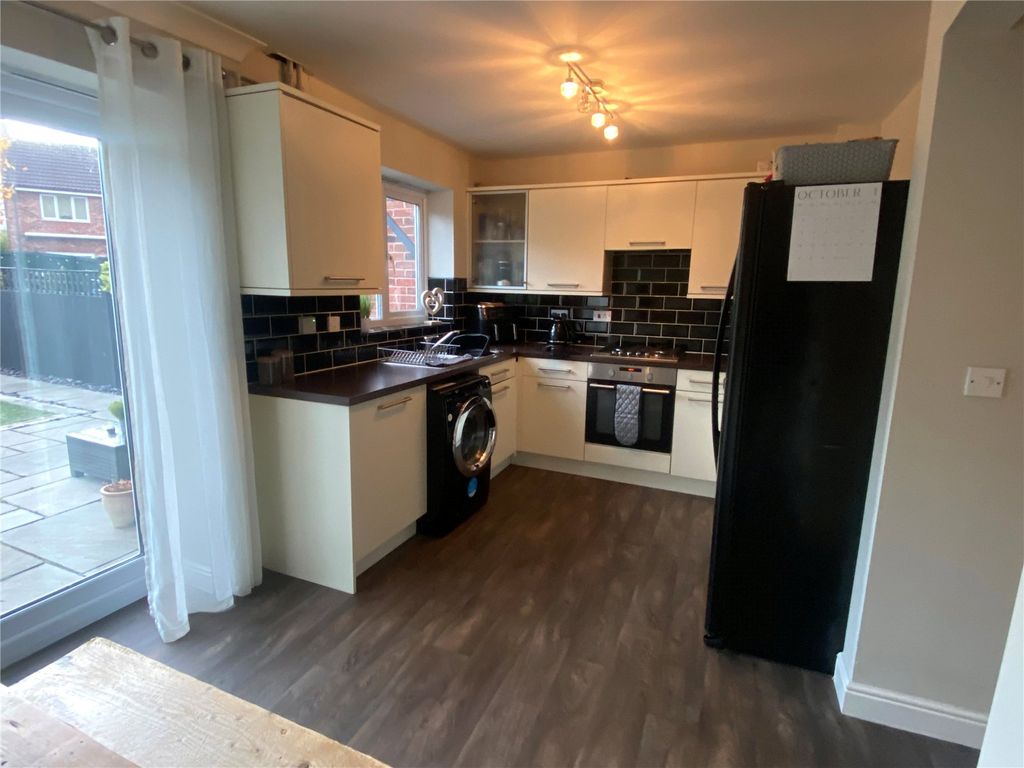 Property photo 3 of 12 Kitchen