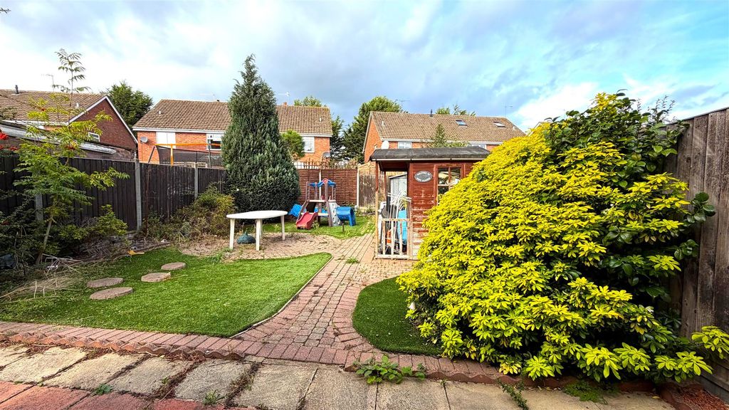 Property photo 3 of 12 Garden (1).Jpg