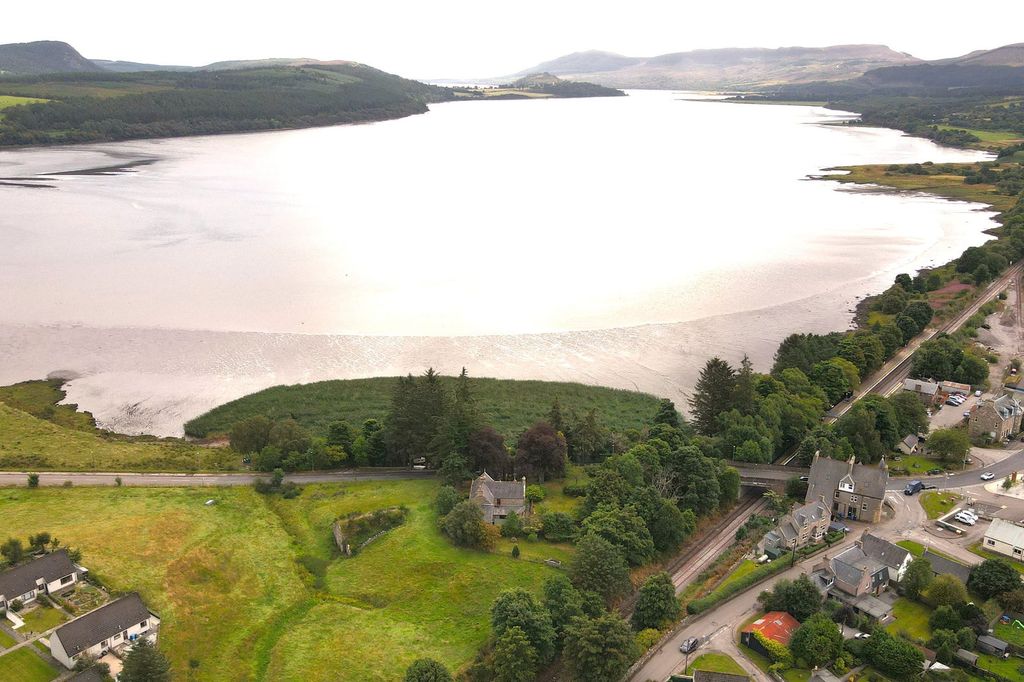 Property photo 2 of 35