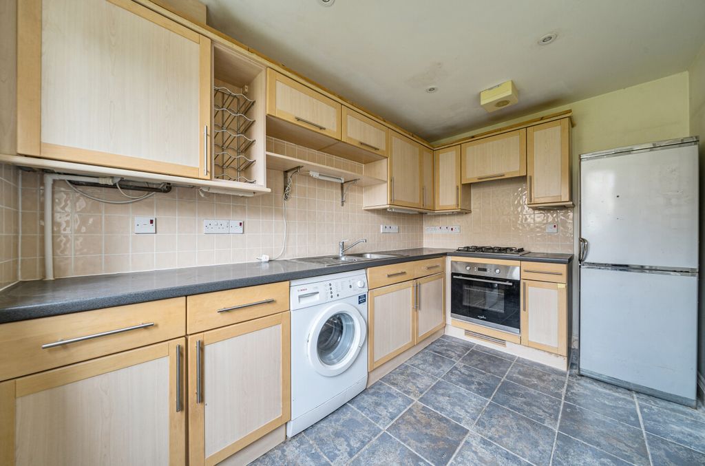 Property photo 2 of 13 1433516-22-69c181...