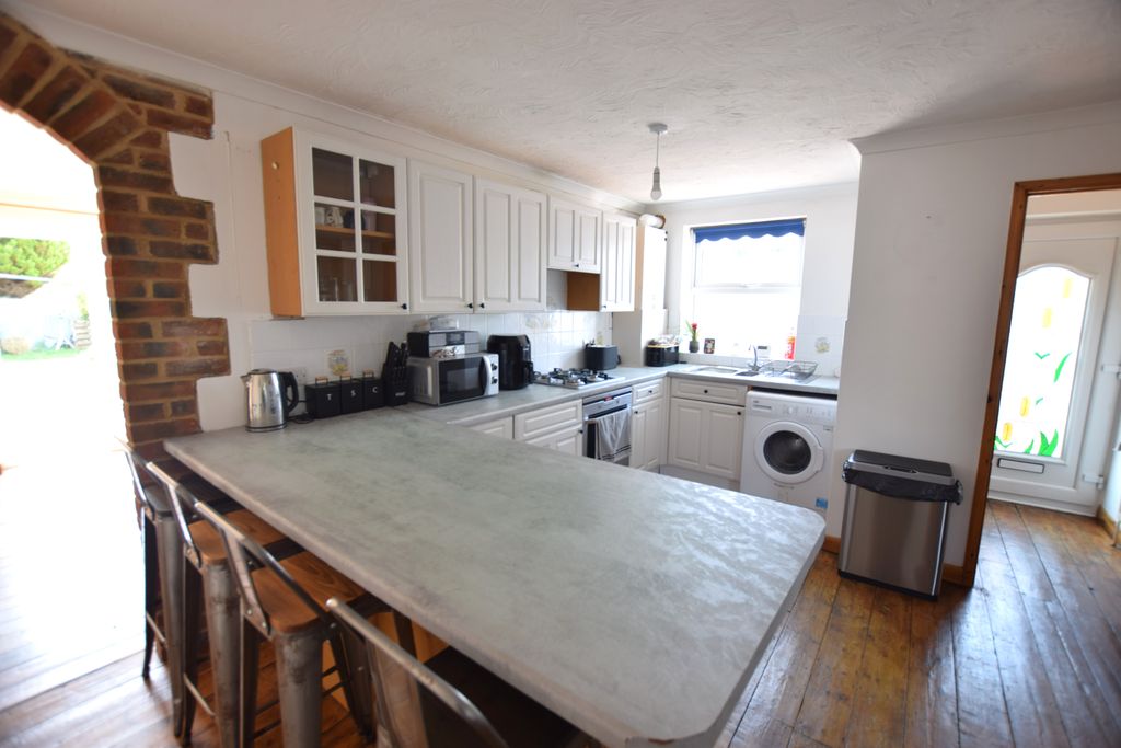 Property photo 3 of 10 Kitchen