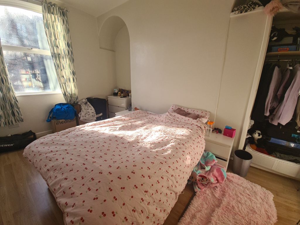 Property photo 1 of 3 A Bright Double Bedroom Featuring A Large Window W...
