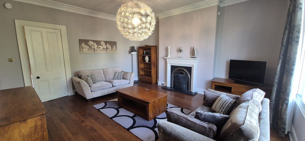 Property photo 3 of 14 Lounge