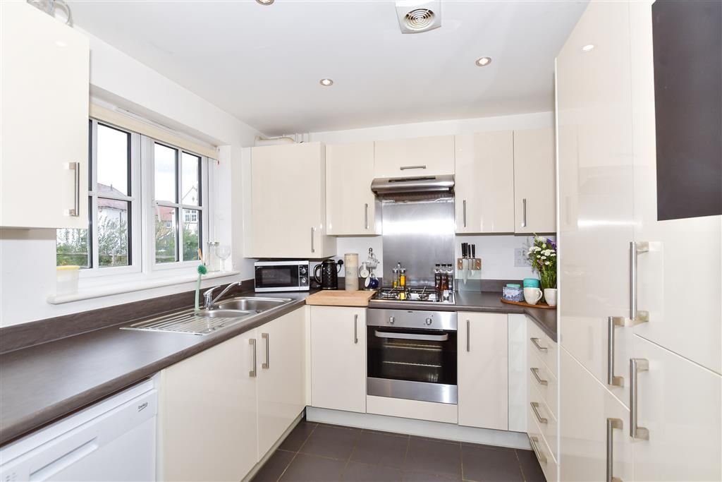 Property photo 3 of 9 Kitchen