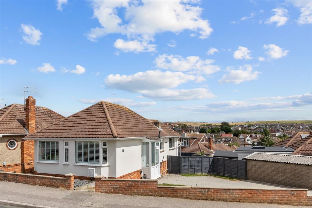 Property photo 1 of 12 Oakdene Crescent-17.Jpg