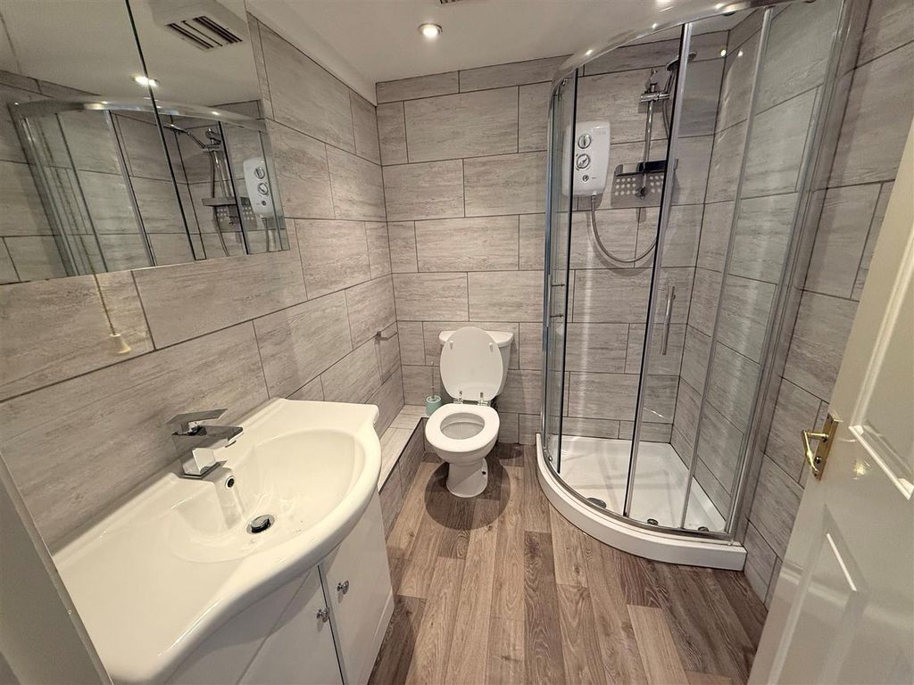 Property photo 3 of 9 Bathroom.Jpg