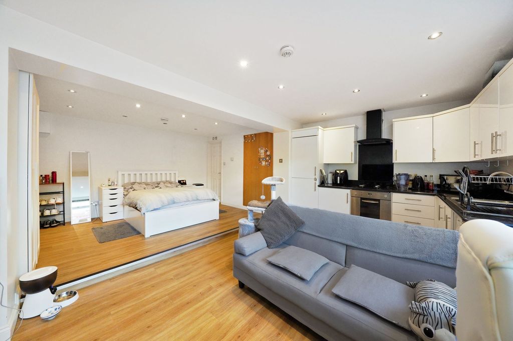 Property photo 3 of 8 Flat 10, 13 St. Peters Road - Kuccgfxk9Mimogrbkrwt