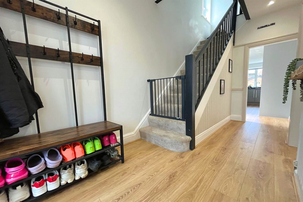 Property photo 2 of 22 Entrance Hall