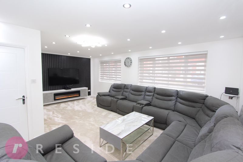 Property photo 2 of 18 Lounge